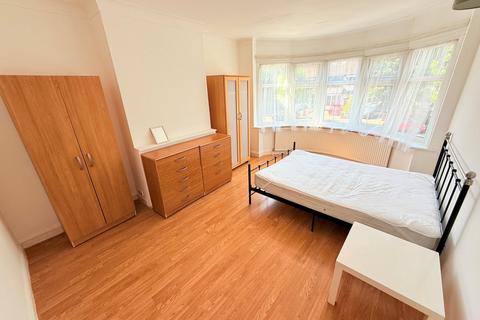 House share to rent, Connaught Gardens, Palmers Green