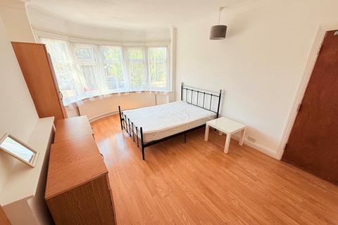 House share to rent, Connaught Gardens, Palmers Green