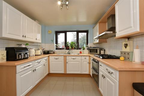 4 bedroom semi-detached house for sale, Oakhurst Close, Barkingside, Essex