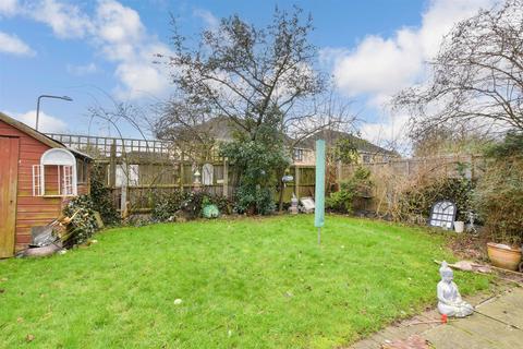 4 bedroom semi-detached house for sale, Oakhurst Close, Barkingside, Essex