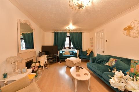 4 bedroom semi-detached house for sale, Oakhurst Close, Barkingside, Essex