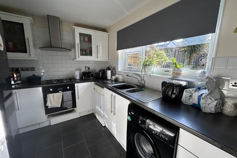 2 bedroom flat to rent, Carlton Road East, Westgate-On-Sea