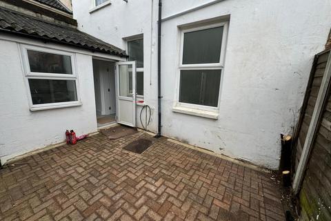 2 bedroom flat to rent, 288 Old Road, Clacton-on-Sea, Essex CO15 3LY, UK ,Clacton-on-Sea, , Clacton , CO15