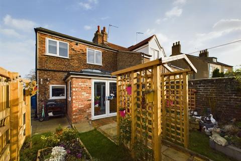 2 bedroom end of terrace house for sale, Eastgate South, Driffield, YO25 6NR