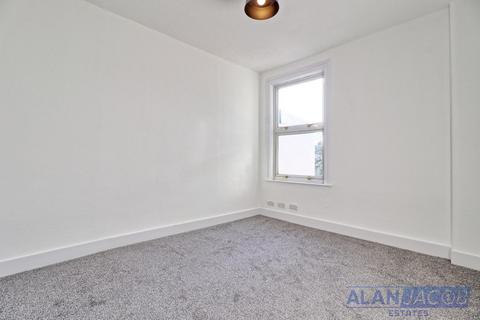 4 bedroom terraced house to rent, Glencoe Avenue, Ilford IG2