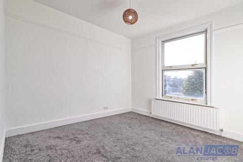 4 bedroom terraced house to rent, Glencoe Avenue, Ilford IG2