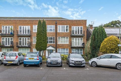 2 bedroom flat for sale, Highridge Close, Epsom KT18