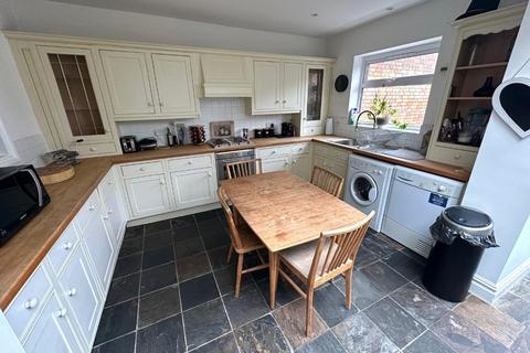 3 bedroom terraced house to rent, Lincoln Street, Old Town, Swindon