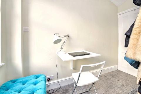 8 Garnet Crescent, Leeds, LS11 5JT