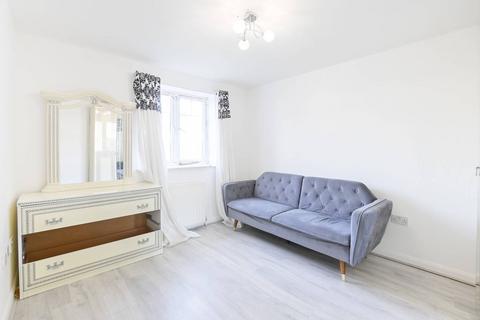 2 bedroom flat to rent, Elmhurst Avenue, Mitcham, CR4