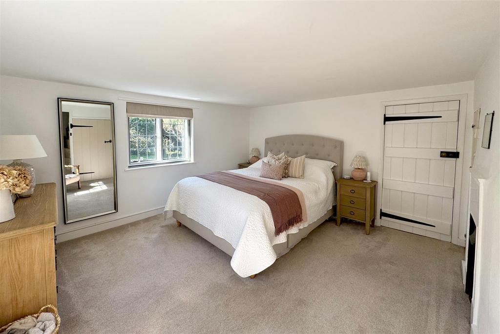 Bedroom 1-1.jpg