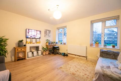 2 bedroom ground floor flat for sale, Pinner Grove, Pinner HA5