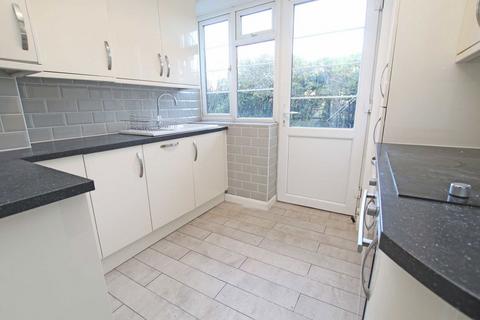 3 bedroom flat to rent, Sheen Court, Richmond TW10