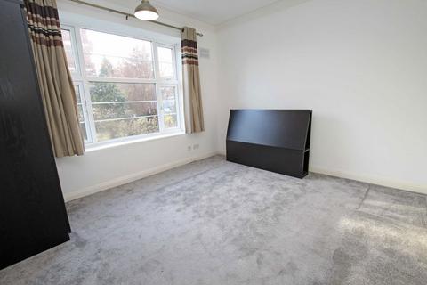 3 bedroom flat to rent, Sheen Court, Richmond TW10