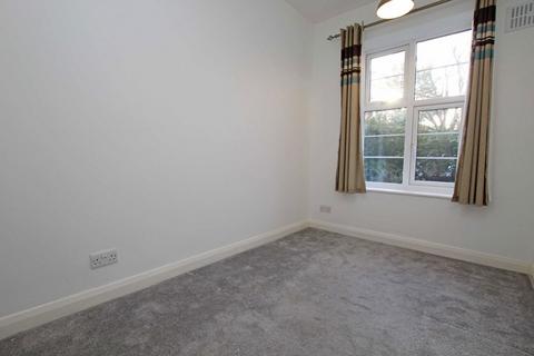 3 bedroom flat to rent, Sheen Court, Richmond TW10