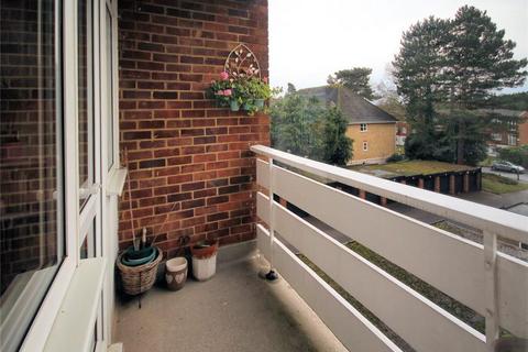 2 bedroom flat to rent, Radstone Court, Woking GU22