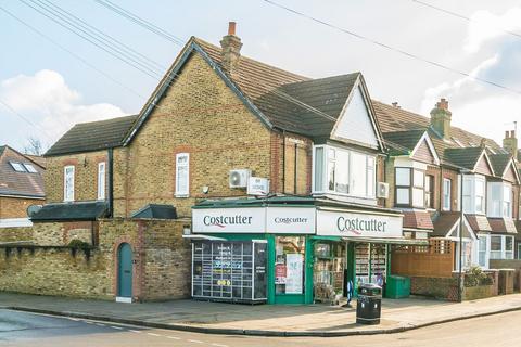 3 bedroom flat to rent, Percy Road, Hampton TW12