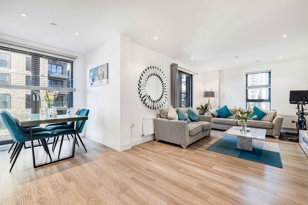 London SW18 2 bed apartment - £600,000