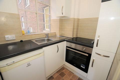 Studio to rent, Hamlet Gardens, London, W6 0RN