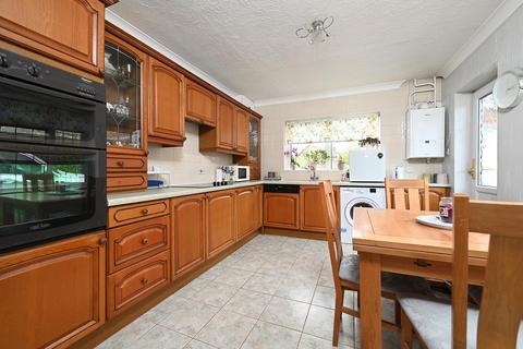 2 bedroom detached bungalow for sale, Byfleet Avenue, Basingstoke RG24