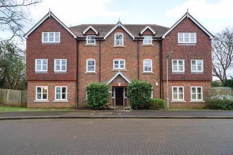 2 bedroom apartment to rent, Reris Grange Close, Godalming GU8