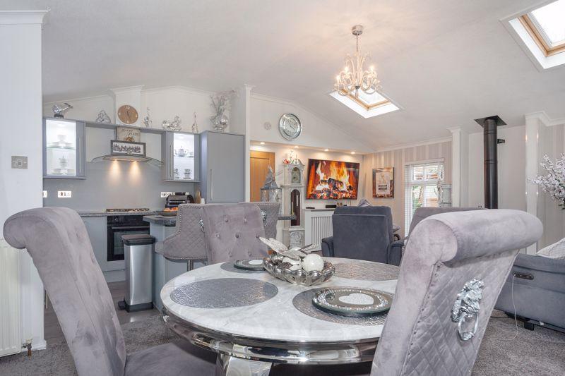Lounge/diner/kitchen