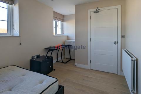 1 bedroom in a flat share to rent, Gunnersbury Avenue, London W5