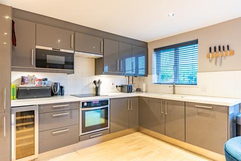 27 Orient Close, St Albans, AL1 1AJ