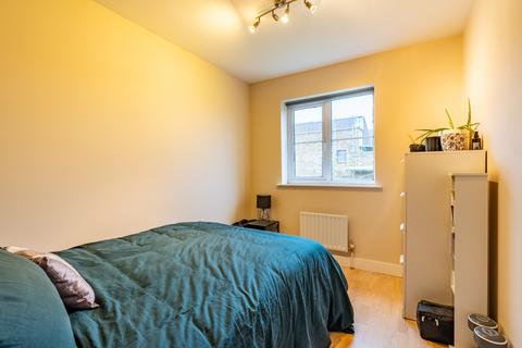 27 Orient Close, St Albans, AL1 1AJ
