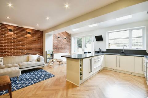 6 Arnold Road, Hyde, SK14 5LH