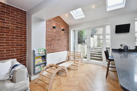 6 Arnold Road, Hyde, SK14 5LH
