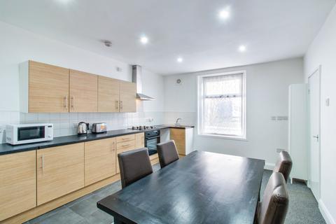 3 bedroom end of terrace house for sale, North Parade, Leeds LS27