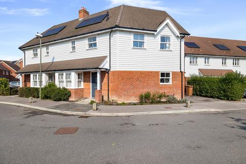 25 Brocklehurst Way, Horley, RH6 8GN