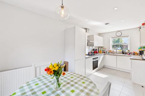 25 Brocklehurst Way, Horley, RH6 8GN