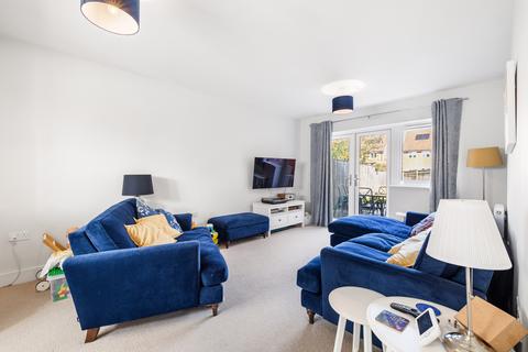 25 Brocklehurst Way, Horley, RH6 8GN