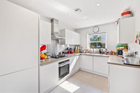 25 Brocklehurst Way, Horley, RH6 8GN