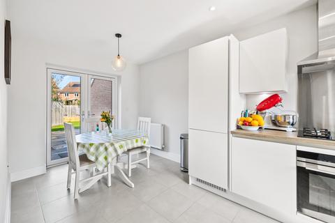 25 Brocklehurst Way, Horley, RH6 8GN