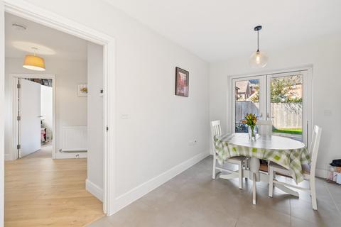 25 Brocklehurst Way, Horley, RH6 8GN