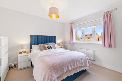 25 Brocklehurst Way, Horley, RH6 8GN