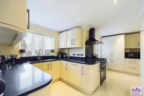3 bedroom detached house for sale, Chequers Court, Strood