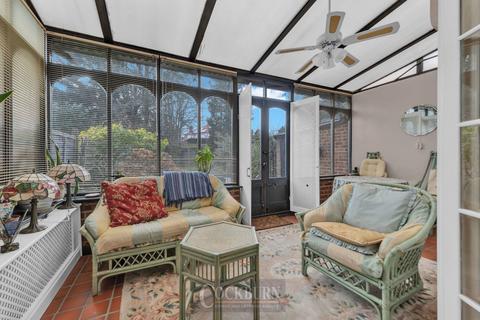 22 West Hallowes, London, SE9 4EX