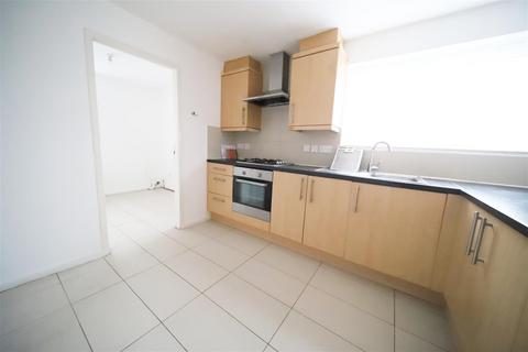 4 bedroom semi-detached house to rent, Roundhill Drive, Enfield