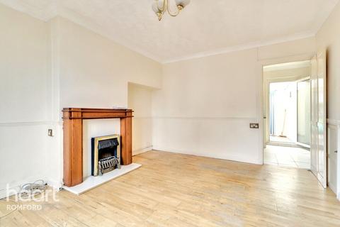 3 bedroom terraced house for sale, Bellhouse Road, Romford