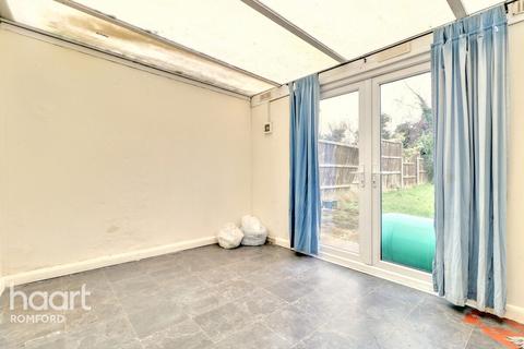 3 bedroom terraced house for sale, Bellhouse Road, Romford