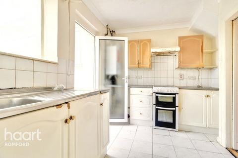 3 bedroom terraced house for sale, Bellhouse Road, Romford