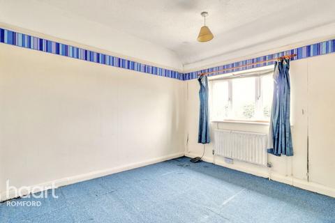 3 bedroom terraced house for sale, Bellhouse Road, Romford, RM7 0LS