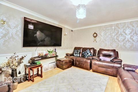 3 bedroom end of terrace house for sale, Beeston Courts, Basildon