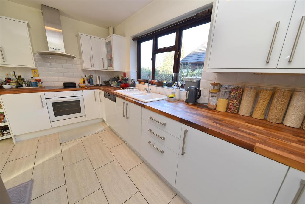 Kitchen2.JPG