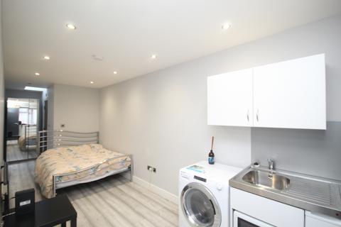 Studio to rent, Sudbury Heights Avenue, Greenford, Middlesex, UB6