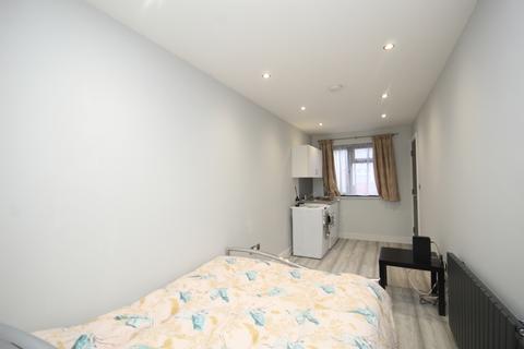 Studio to rent, Sudbury Heights Avenue, Greenford, Middlesex, UB6
